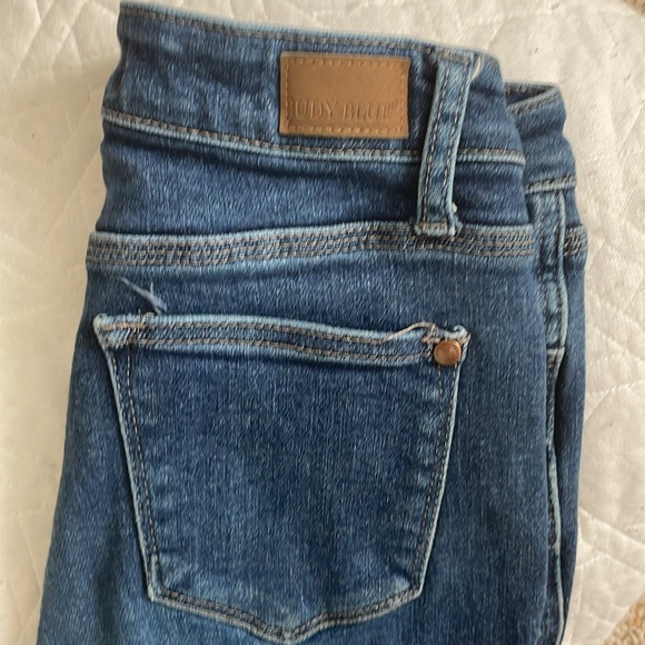 Judy Blue cropped jeans - Picture 2 of 4